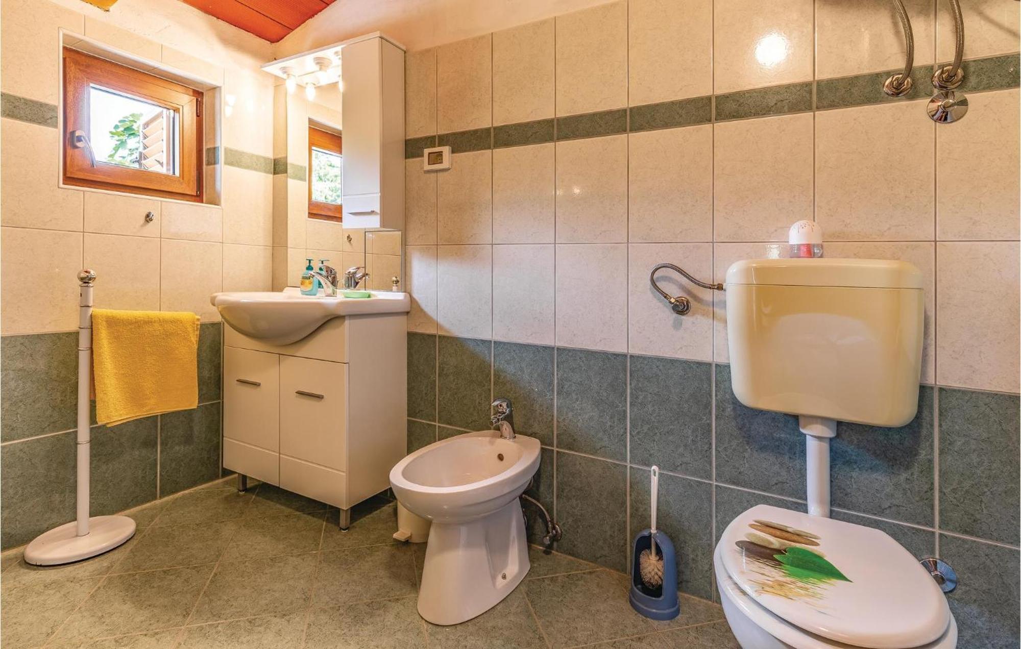 2 Bedroom Amazing Home In Rakotule Экстерьер фото
