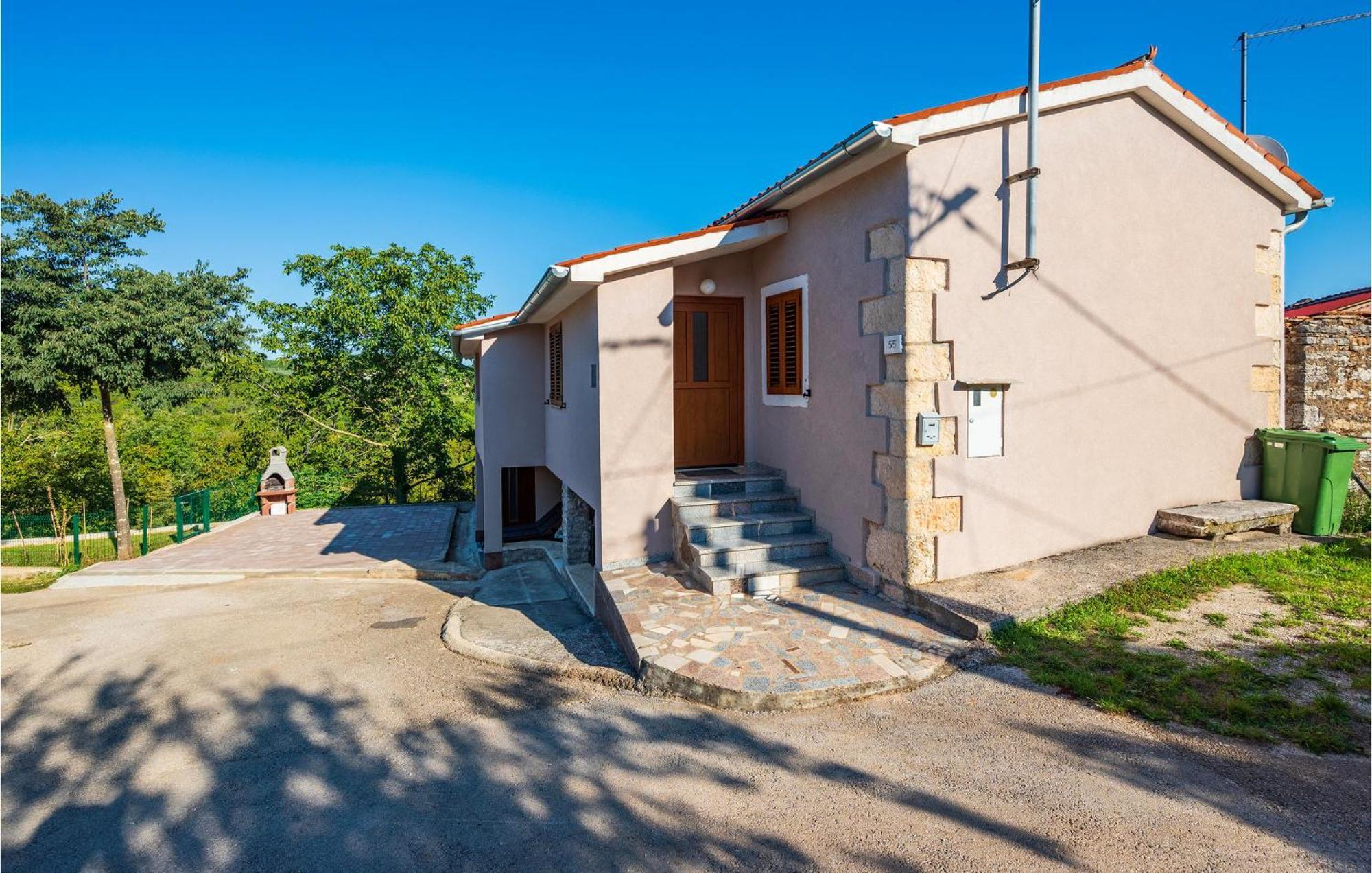 2 Bedroom Amazing Home In Rakotule Экстерьер фото