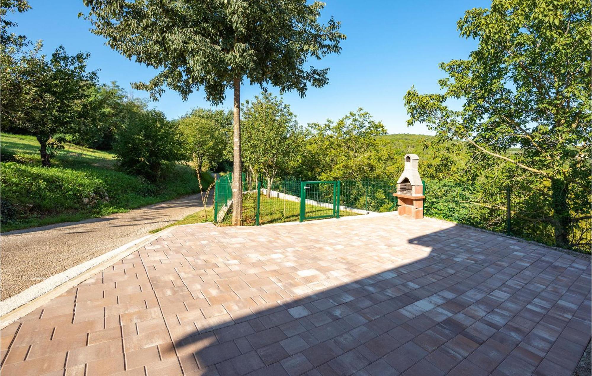 2 Bedroom Amazing Home In Rakotule Экстерьер фото
